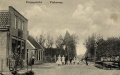 14866 Gezicht in de Herenweg met bebouwing en wetering te Vinkeveen uit het zuiden. N.B. De gemeente Vinkeveen is per 1 ...